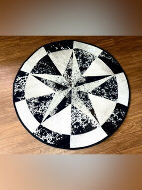 Round Star Patchwork Cowhide Rug - Black & White